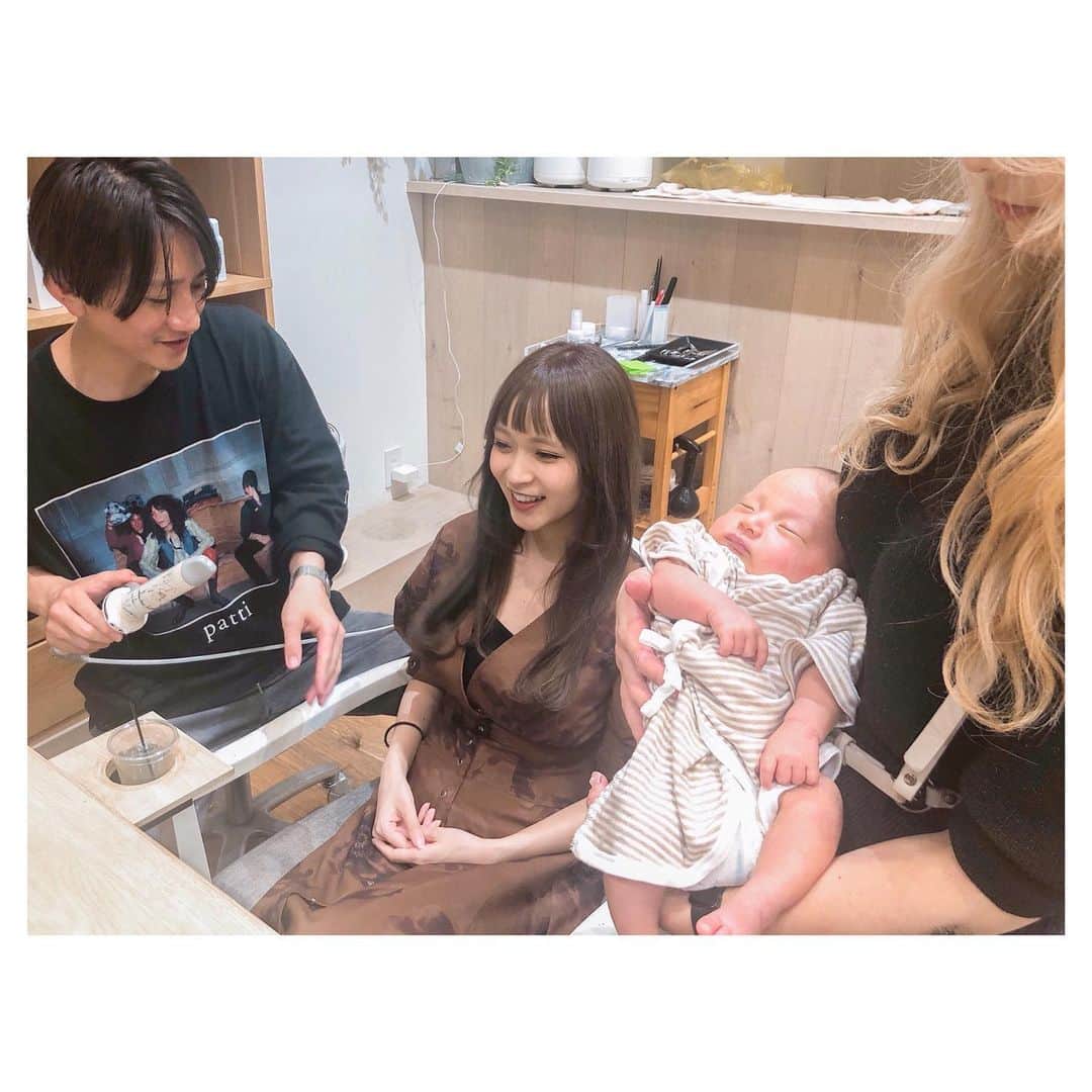 前原穂高のインスタグラム：「嫁3ヶ月ぶりのカラー。 ビフォーはプリンすぎて撮れなかった笑 サプリ飲んでるからか伸びるのが早くて 10cmカットしてもこの長さ！すごい！ おうちゃんも無事に1ヶ月経ちました😍 早く帰ってきてほしいなー！ ㅤㅤㅤ #おうちゃんViolet初来店 #ヘア #ヘアアレンジ #ヘアスタイル #ヘアメイク #ヘアセット #アレンジ #スタイリング #ほだかっと #ほだからー #ヘアサロン #サロン #美容室 #hair #hairstyle #haircolor @vvvvvvioletttttt  @vvvvvviolet_nagoya  #美容室violet」
