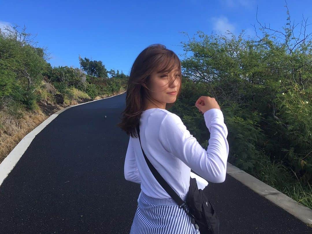 堤ゆきみのインスタグラム：「風が強すぎて目があかない人」
