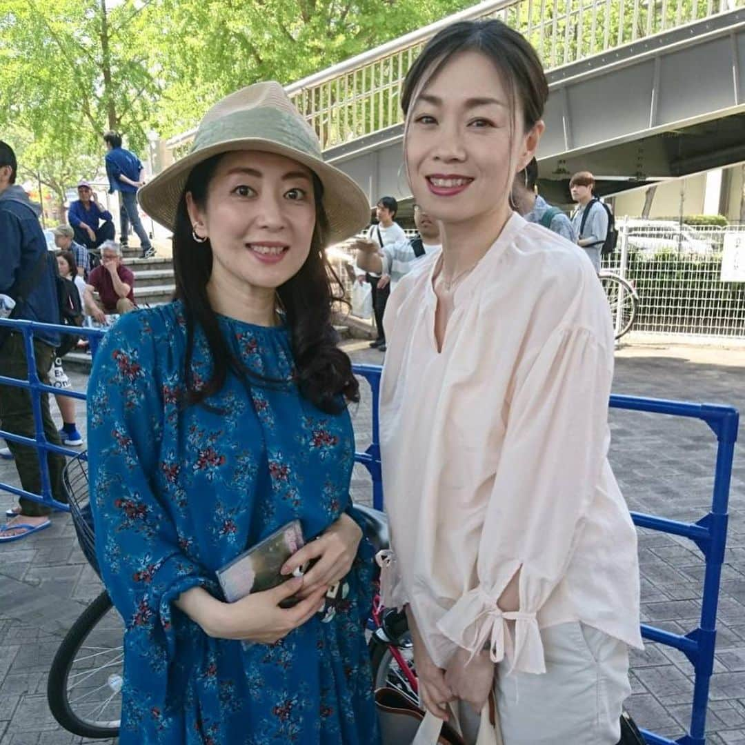 江藤あやさんのインスタグラム写真 - (江藤あやInstagram)「栄ミナミ音楽祭♬5/11 全国550組以上のアーティストが集まり、名古屋市中心部の43か所で開催される大きな音楽イベント！ 初めての野外ステージでのライブは最高に楽しかったです！！ ・ 名古屋は28℃とまるで夏のような気持ち良いお天気。 街中に音楽が響き渡り、まるで夏フェスのようでした。 私が作詞した「あおぞら」を聞いて泣きそうになりました。と声かけてくださった方が何人かいらっしゃいました。 実は私も泣きそうでした。 最後は皆さん手拍子してくださり、盛り上げていただき、涙が出そうになりました。 ・ 限定販売したCDも完売いたしました。ありがとうございました！ 松井さん、サポートギターとして参加してくれたえーちゃん、素敵な演奏をありがとうございました。 素敵な出逢いもたくさんあり、感動の名古屋2daysでした。 やっぱり名古屋っていいなぁ。 ・ #栄ミナミ音楽祭 #若宮広場 #矢場町交差点 #あおぞら #魂の鼓動 #松井まさみち #スタジオサンチーク」5月13日 0時13分 - ayayakko19