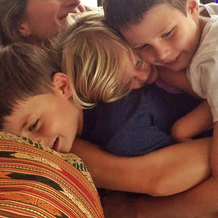 トム・ブレイディさんのインスタグラム写真 - (トム・ブレイディInstagram)「Happy Mother’s Day and thank you for loving us the way that you do! This picture sums it up! Your family loves being with you cuddling and laughing! We rely on you to hold us up when we are down! You are the rock that holds our family together. And we thank you for being so positive and optimistic....ALWAYS...even when we don’t always want to be that! We love you so much! @gisele ❤️❤️❤️❤️」5月13日 0時17分 - tombrady