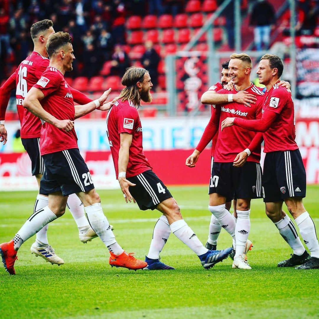 FCインゴルシュタット04さんのインスタグラム写真 - (FCインゴルシュタット04Instagram)「SCHLUSSPFIFF ‼️🤩 Unsere #Schanzer schlagen den @svdarmstadt1898 mit 3:0 und landen einen Big Point im Abstiegskampf 👊 Ganz stark, Männer 💪🖤❤️ #FCID98 #FCI #Zamrückrunde #totgesagtelebenlänger #Halbzeit #Schlusspfiff #Endstand #SchanzerHeimat #AudiSportpark #football #fussball #keepgoing」5月13日 0時19分 - dieschanzer