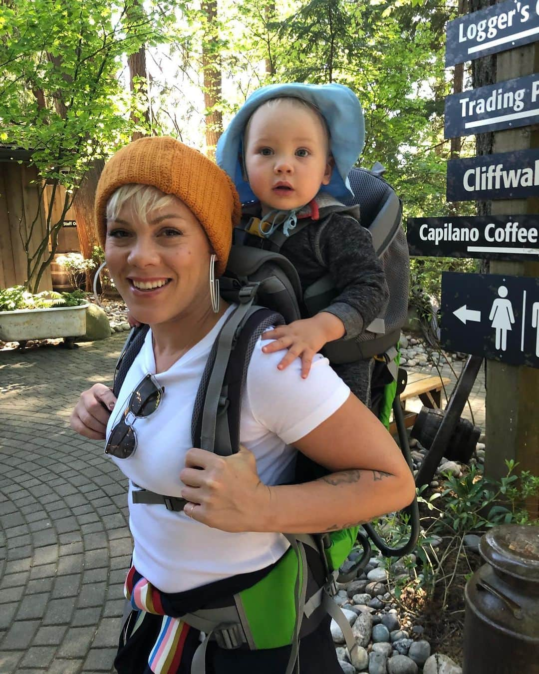 ケアリー・ハートさんのインスタグラム写真 - (ケアリー・ハートInstagram)「This is a picture of superwoman and our kids. This woman has the weight of the world on her shoulders, and still is the best mother on the planet. The commitment you have to our kids and family is inspiring. Thanks for being such a hands on mother to our two lil monsters. It’s because of you that they are the best kids. We love you 😘.」5月13日 0時20分 - hartluck