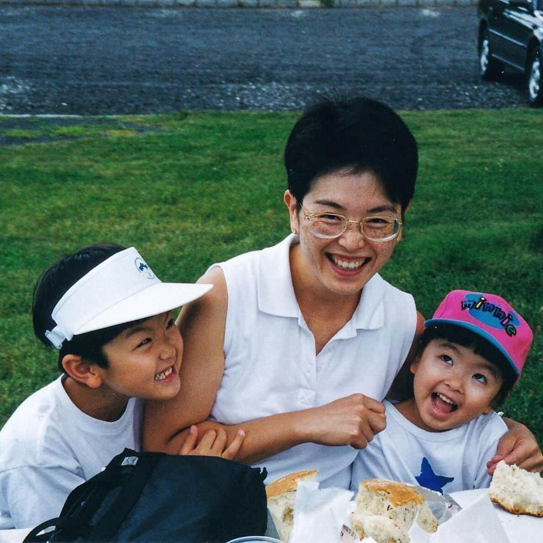 アレックス・シブタニさんのインスタグラム写真 - (アレックス・シブタニInstagram)「One of my favorite pictures... it captures all of us perfectly. 😂 Happy Mother’s Day! ❤️😘 #mothersday」5月13日 0時22分 - alexshibutani