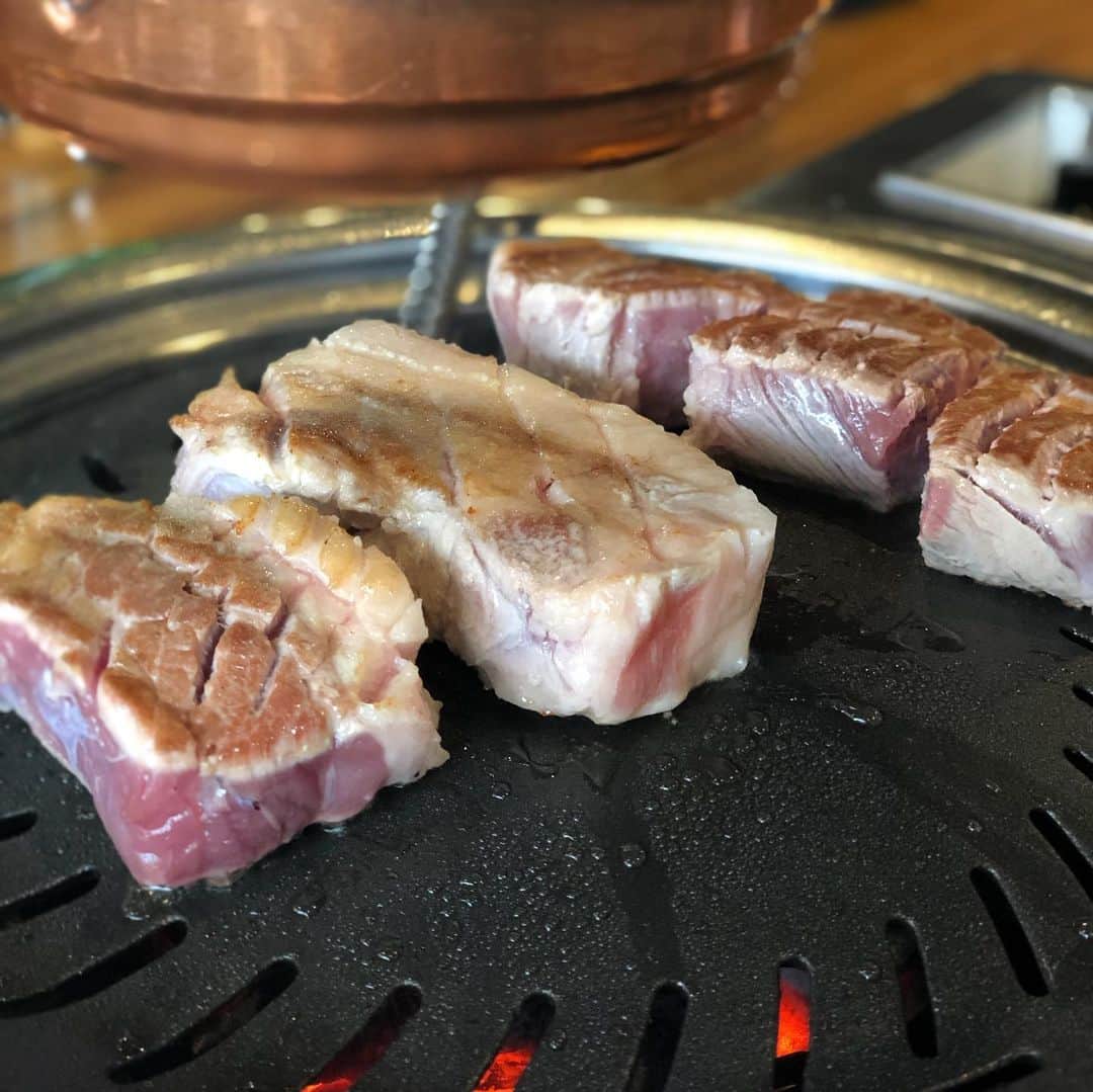 山﨑 薫さんのインスタグラム写真 - (山﨑 薫Instagram)「弾丸韓国出張。 忙しい中、楽しみは韓国在住の友達との食事。 @graceoriental_yoohyang に連れて行ってもらったサムギョプサル屋さんが美味し過ぎた😂😆 特筆すべきはモクサル。あんなに美味しい豚肉は日本で食べれない。 あれだけ食べに韓国に行きたい。  #韓国グルメ #サムギョプサル #モクサル」5月13日 0時23分 - kaoruyamazaki906