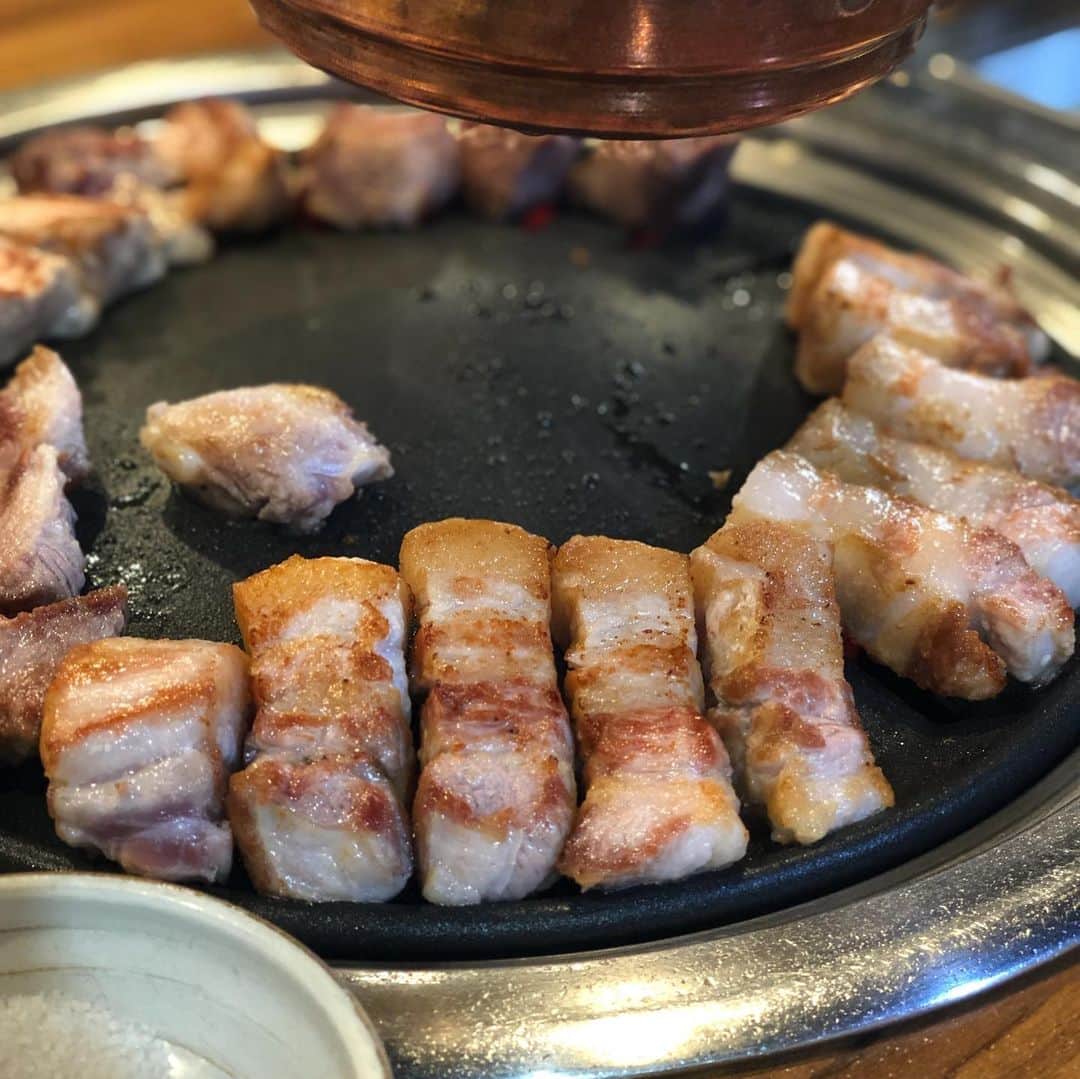 のインスタグラム：「弾丸韓国出張。 忙しい中、楽しみは韓国在住の友達との食事。 @graceoriental_yoohyang に連れて行ってもらったサムギョプサル屋さんが美味し過ぎた😂😆 特筆すべきはモクサル。あんなに美味しい豚肉は日本で食べれない。 あれだけ食べに韓国に行きたい。  #韓国グルメ #サムギョプサル #モクサル」