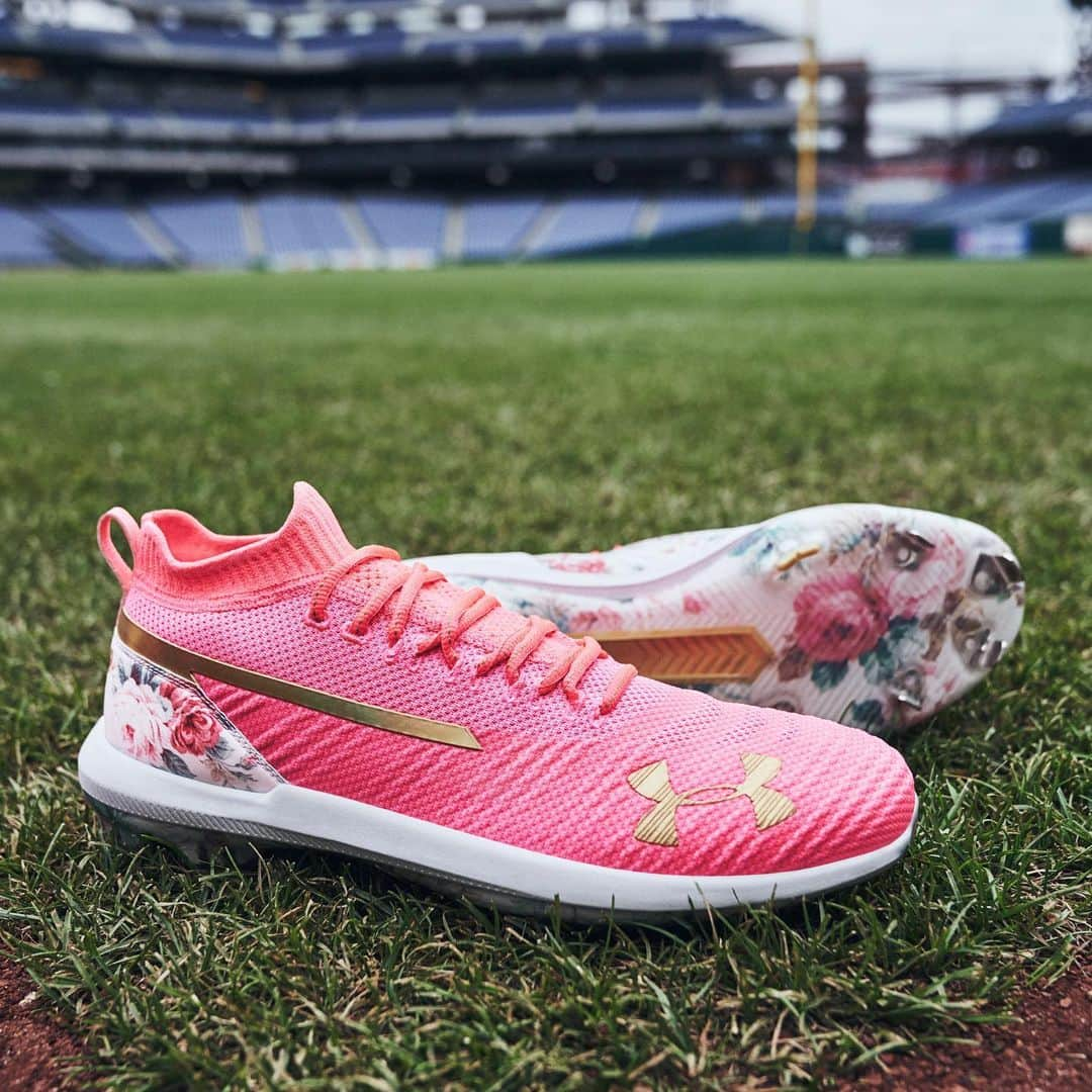 Under Armourさんのインスタグラム写真 - (Under ArmourInstagram)「Here’s to all the mothers that make sacrifices so that #TeamUA can shine. We can not thank you enough. @bryceharper3 shows his appreciation to his Mom Sheri with the #MothersDay inspired #Harper3. Tap to shop. #WEWILL」5月13日 0時27分 - underarmour