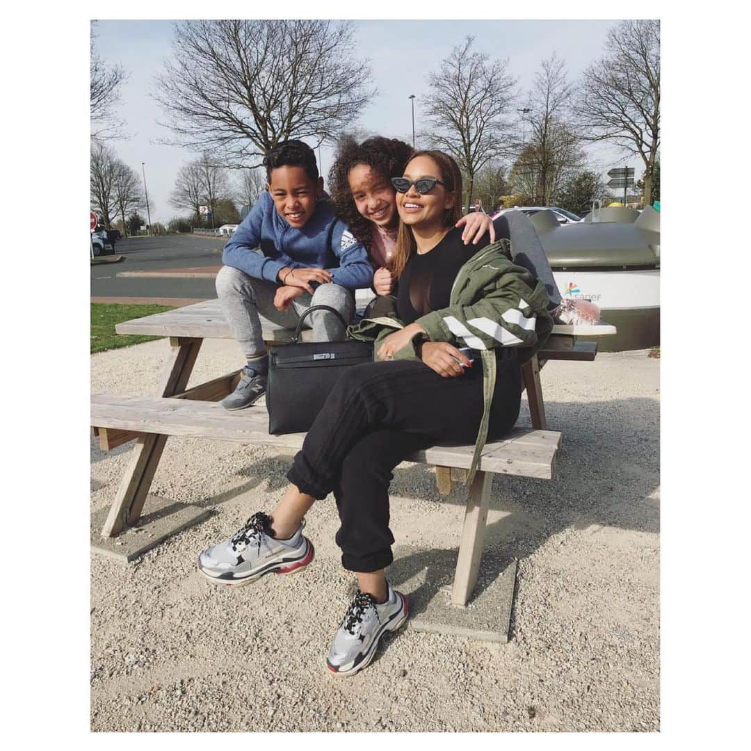 ナイジェル・デ・ヨングのインスタグラム：「Happy Mothers Day to the best mother we could ever wish for! The main reason why the clock is still ticking in our household!! We love you Queen ❤️ #mothersday」
