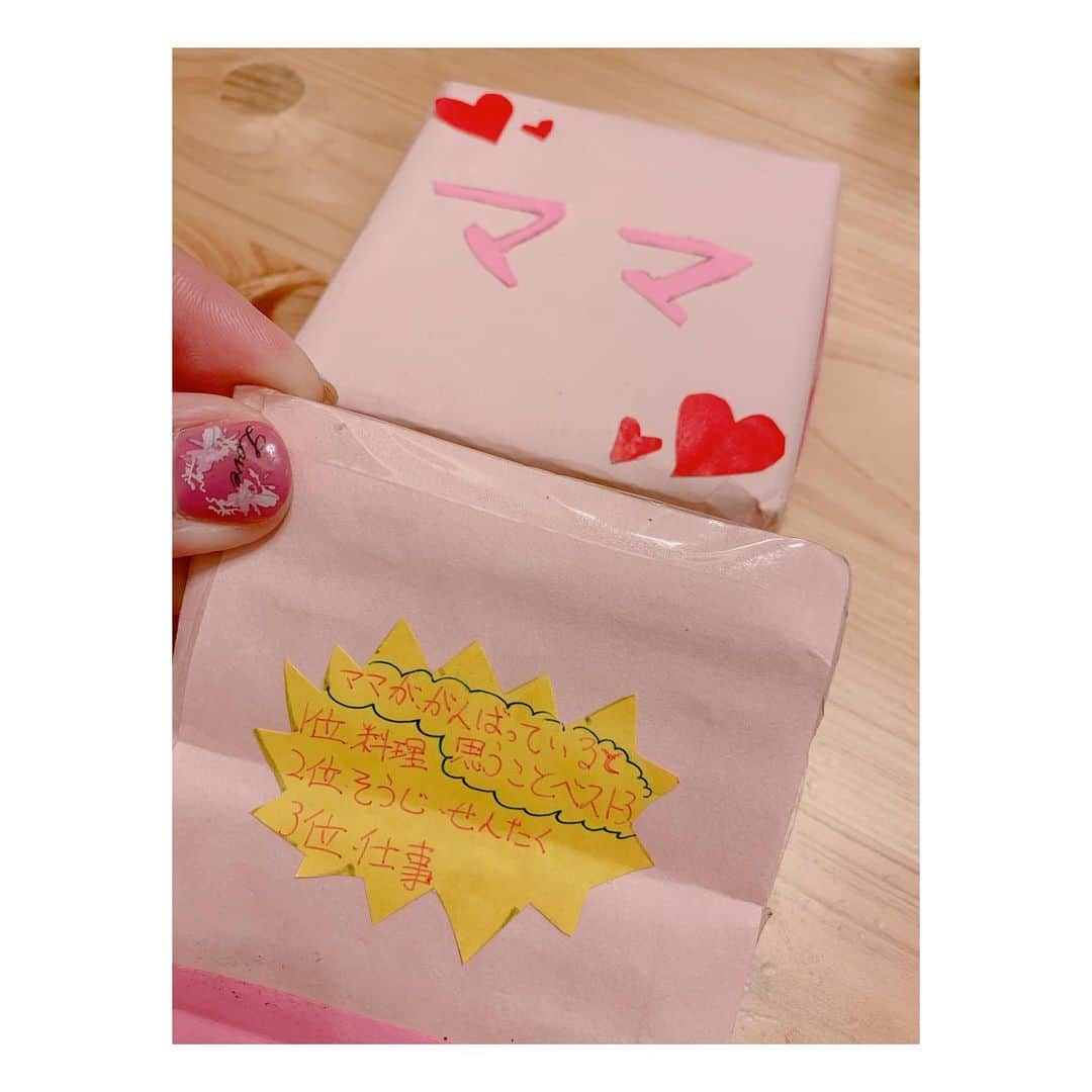 辻希美さんのインスタグラム写真 - (辻希美Instagram)「希空からのメッセージBox🌸 →swipeしてね👉👉👉 ５枚目のランキング…ワロタ🤣  #母の日 #希空からのメッセージBox #お手伝い券 #期限5日しかない #笑 #急いで使わねば #メッセージ #ランキング #ありがとう #🌸🌸🌸 #勉強は… #頑張ります #苦笑 #でも #宿題は友達に聞くのが1番 #笑笑」5月13日 0時30分 - tsujinozomi_official