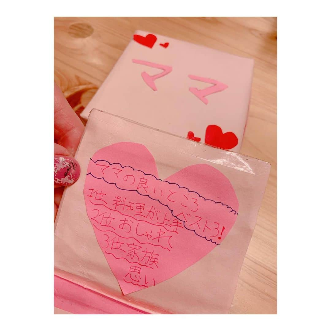 辻希美さんのインスタグラム写真 - (辻希美Instagram)「希空からのメッセージBox🌸 →swipeしてね👉👉👉 ５枚目のランキング…ワロタ🤣  #母の日 #希空からのメッセージBox #お手伝い券 #期限5日しかない #笑 #急いで使わねば #メッセージ #ランキング #ありがとう #🌸🌸🌸 #勉強は… #頑張ります #苦笑 #でも #宿題は友達に聞くのが1番 #笑笑」5月13日 0時30分 - tsujinozomi_official