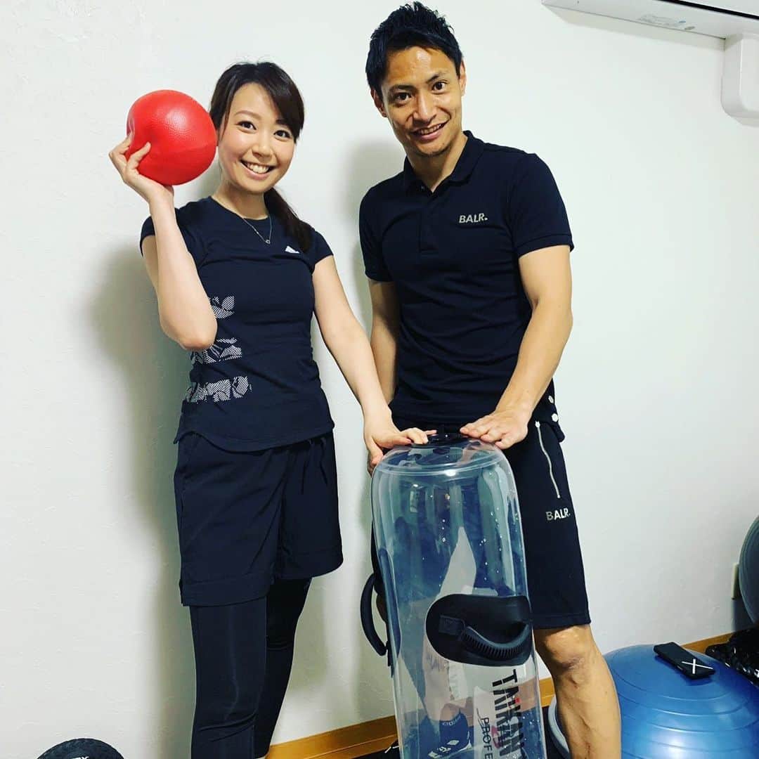 須黒清華のインスタグラム：「寺田トレーナー @polyvalent.labo にみっちりしごいてもらいました🏃🏻‍♀️💦 私の脚はかなりむくんで硬くなっていることが判明…😱 夏に向けて、しっかり体作りしていきますっ✨✨ . トレーニングだけではなく、食事指導やマッサージまで、手厚くフォローして頂きましたー✨ #トレーニング #トレーニング女子 #training #シェイプアップ #夏はすぐそこ #引き締まったボディー目指して #筋肉痛 #トレーニングの後はお酒我慢‼︎」