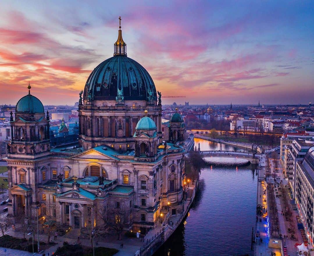 リッツ・カールトンさんのインスタグラム写真 - (リッツ・カールトンInstagram)「Historical gems glow in the evening light as your day in the city comes to a close. Discover the beauty of Berlin during your stay at The Ritz-Carlton, #Berlin. #Germany #Spree #BerlinCathedral #historical #architecture #sunset #goldenhour #horizon #Europe #TravelEurope #discover #cityscape #majestic #cityview #skyline #travel #travelgram #Instatravel #traveldiaries」5月13日 0時34分 - ritzcarlton