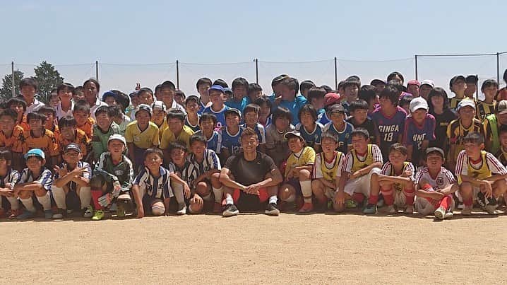 播戸竜二さんのインスタグラム写真 - (播戸竜二Instagram)「『川西JC杯』 ・ 地元兵庫県の川西のJCさんに呼んでいただき、少年少女サッカー大会にゲストとして行ってきました⚽️ ・ JCチームに入り、子供達と戦ったり、子供チームに入って、大人チームと戦ったり、楽しい1日でした！ ・ 得意の「ばんちゃん」で子供達と仲良くなり、みんなと写真を撮ったり、サインをしたり、濃い時間が過ごせました☺️ ・ 最後の表彰式も出席し、グリーンカードの存在も知り、いろいろ勉強になりました！ ・ 何より、子供達が本当に楽しそうに、真剣にサッカーをしていたのが嬉しかったです⚽️ ・ プロだけじゃない、いろいろなサッカーを見て、いろいろ感じ、いろいろ勉強したいです！ ・ 今回は川西でしたが、全国津々浦々、オファーがあればいろいろな場所に行って、子供達やコーチ、現地の人達と触れ合いたいです😁 ・ 地道にサッカーの普及をし、サッカーの宣教師になれるように頑張ります！ ・ ・ #川西JC #青年会議所 #川西市 #猪名川町 #泊まりは #伊丹市 #いろいろな場所に行けて楽しい #久しぶりの土のグランド #宣教師 #伝播戸 #挨拶も少しずつ慣れてきました」5月13日 0時44分 - ryuji_bando