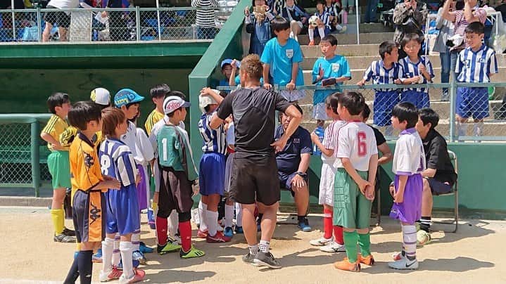 播戸竜二さんのインスタグラム写真 - (播戸竜二Instagram)「『川西JC杯』 ・ 地元兵庫県の川西のJCさんに呼んでいただき、少年少女サッカー大会にゲストとして行ってきました⚽️ ・ JCチームに入り、子供達と戦ったり、子供チームに入って、大人チームと戦ったり、楽しい1日でした！ ・ 得意の「ばんちゃん」で子供達と仲良くなり、みんなと写真を撮ったり、サインをしたり、濃い時間が過ごせました☺️ ・ 最後の表彰式も出席し、グリーンカードの存在も知り、いろいろ勉強になりました！ ・ 何より、子供達が本当に楽しそうに、真剣にサッカーをしていたのが嬉しかったです⚽️ ・ プロだけじゃない、いろいろなサッカーを見て、いろいろ感じ、いろいろ勉強したいです！ ・ 今回は川西でしたが、全国津々浦々、オファーがあればいろいろな場所に行って、子供達やコーチ、現地の人達と触れ合いたいです😁 ・ 地道にサッカーの普及をし、サッカーの宣教師になれるように頑張ります！ ・ ・ #川西JC #青年会議所 #川西市 #猪名川町 #泊まりは #伊丹市 #いろいろな場所に行けて楽しい #久しぶりの土のグランド #宣教師 #伝播戸 #挨拶も少しずつ慣れてきました」5月13日 0時44分 - ryuji_bando