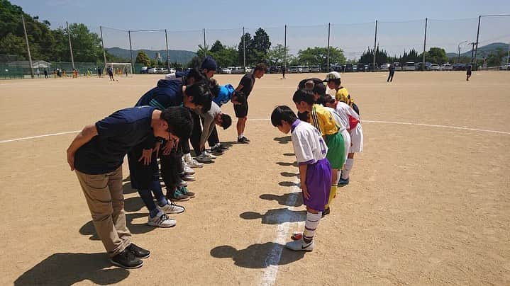 播戸竜二さんのインスタグラム写真 - (播戸竜二Instagram)「『川西JC杯』 ・ 地元兵庫県の川西のJCさんに呼んでいただき、少年少女サッカー大会にゲストとして行ってきました⚽️ ・ JCチームに入り、子供達と戦ったり、子供チームに入って、大人チームと戦ったり、楽しい1日でした！ ・ 得意の「ばんちゃん」で子供達と仲良くなり、みんなと写真を撮ったり、サインをしたり、濃い時間が過ごせました☺️ ・ 最後の表彰式も出席し、グリーンカードの存在も知り、いろいろ勉強になりました！ ・ 何より、子供達が本当に楽しそうに、真剣にサッカーをしていたのが嬉しかったです⚽️ ・ プロだけじゃない、いろいろなサッカーを見て、いろいろ感じ、いろいろ勉強したいです！ ・ 今回は川西でしたが、全国津々浦々、オファーがあればいろいろな場所に行って、子供達やコーチ、現地の人達と触れ合いたいです😁 ・ 地道にサッカーの普及をし、サッカーの宣教師になれるように頑張ります！ ・ ・ #川西JC #青年会議所 #川西市 #猪名川町 #泊まりは #伊丹市 #いろいろな場所に行けて楽しい #久しぶりの土のグランド #宣教師 #伝播戸 #挨拶も少しずつ慣れてきました」5月13日 0時44分 - ryuji_bando