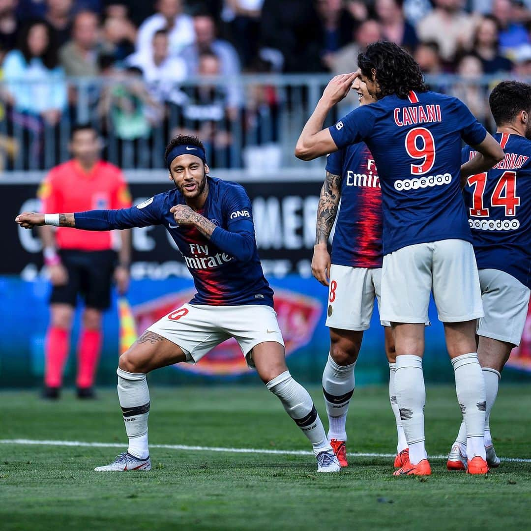 パリ・サンジェルマンFCさんのインスタグラム写真 - (パリ・サンジェルマンFCInstagram)「We really like the headband Ney ❤️💙 The ninja strikes twice! 1️⃣ goal ⚽️ 1️⃣ assist 👟 . On aime beaucoup le bandeau @neymarjr ❤️💙 Le ninja, décisif à 2 reprises ! 1️⃣ but ⚽️ 1️⃣ passe décisive 👟 . 🔴🔵 #AllezParis #ICICESTPARIS #SCOPSG #Paris #PSG #Ligue1 #NeymarJr #Neymar #Ninja #Football #Soccer」5月13日 0時44分 - psg