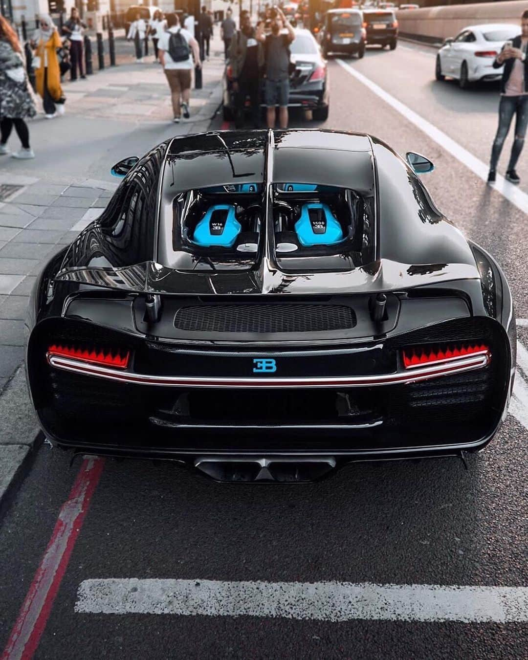 CARLiFESTYLEさんのインスタグラム写真 - (CARLiFESTYLEInstagram)「Left or Right Bugatti Chiron? Photo by @tvdl_photography_ #carlifestyle」5月13日 0時45分 - carlifestyle