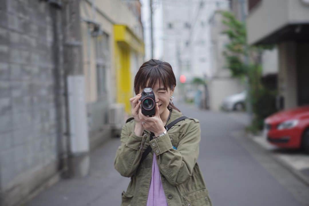 平田薫さんのインスタグラム写真 - (平田薫Instagram)「これも好きなカメラ。サムライ。 ハーフだから、35mmフィルム倍撮れるよ。 撮りきるまでかなり時間かかるから、タイムカプセル感半端ない。 撮る時の構えがブスだよ。  今日カメラ屋さんでPENTAXオート110ってスーパーコンパクトな一眼レフカメラが可愛すぎて欲しくなったけれど、フィルム手に入れるのも、現像する場所探すのも大変みたいで断念。  #kyocerasamurai  #kyocerasamuraix3  #film#35mm #フィルムカメラ #PENTAXauto110」5月13日 0時46分 - hiratakaoru1215