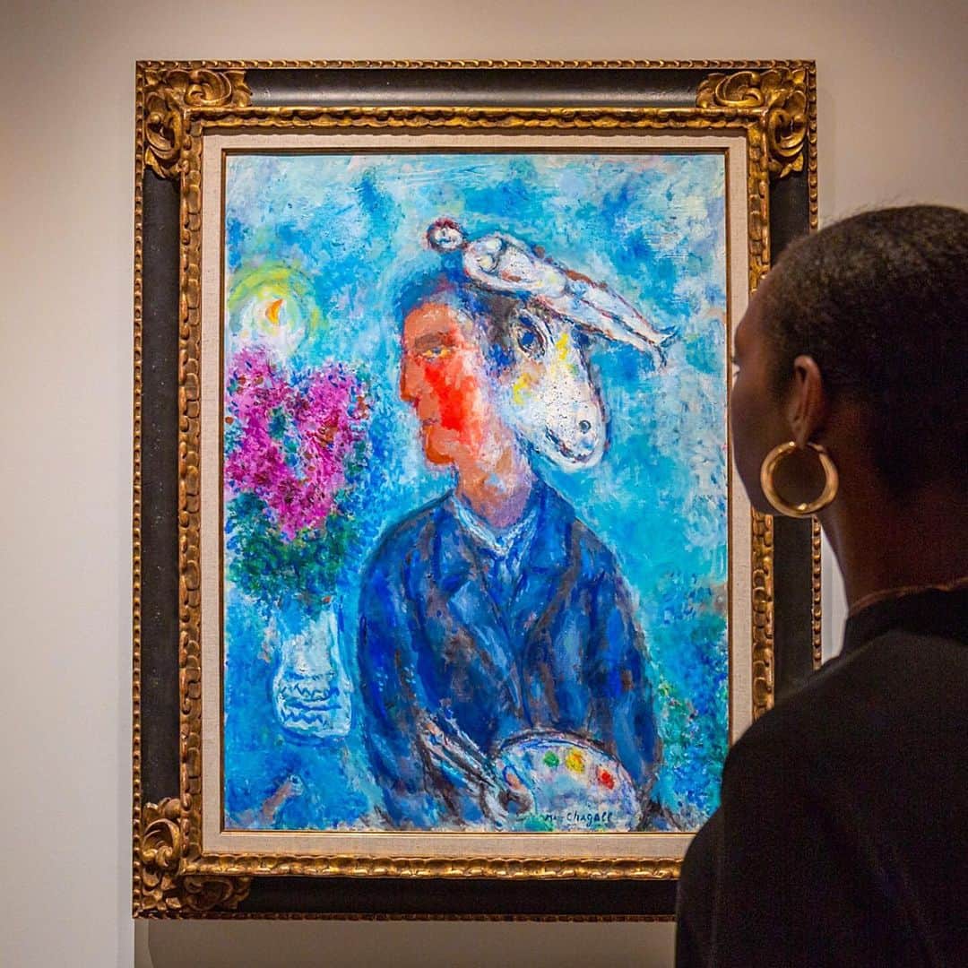 サザビーズさんのインスタグラム写真 - (サザビーズInstagram)「Painted when Marc Chagall was 94 years old, ’Le Peintre au double-profil’ from 1981 stems from a time when the artist was nostalgic for his youth while celebrating the joyful and tranquil life he made in Saint-Paul-de-Vence with his second wife, Vava. The late oil and gouache painting encapsulates Chagall’s earlier artistic career, combining in brilliant color with myriad elements of self-portraiture, figure painting and dreamy landscapes with animals, as well as a vibrant bouquet of flowers floating through the composition – a motif which Chagall had employed since the 1920s. Head over to 1334 York Avenue today through this Tuesday at 1pm to view this enchanting canvas alongside other highlights from our Evening Sale of Impressionist & Modern Art on 14 May in #NYC. 💐🎨#SothebysImpMod #SothebysBreakingGround #Chagall」5月13日 0時59分 - sothebys