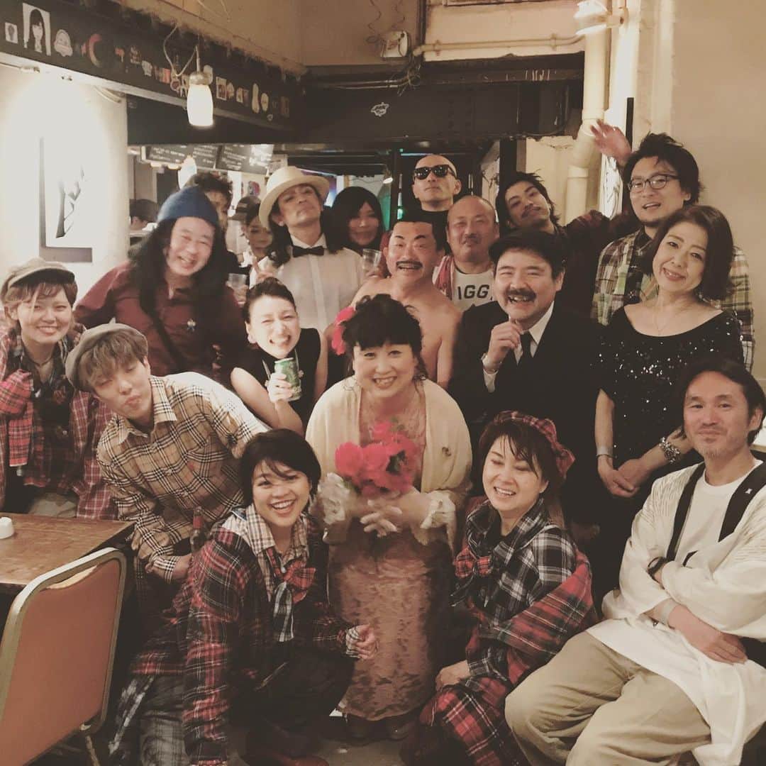 オカノアキラのインスタグラム：「本日は大阪梅田club noonにて令和だよ！バルベスベスト10の司会をしてまいりました。皆様大盛り上がり！やんややんやの大合唱。とってもハッピーなイベントでした！#バルベス #バルベス最高 #noon #ベストテン #令和 #昭和歌謡 #昭和レトロ #梅田」