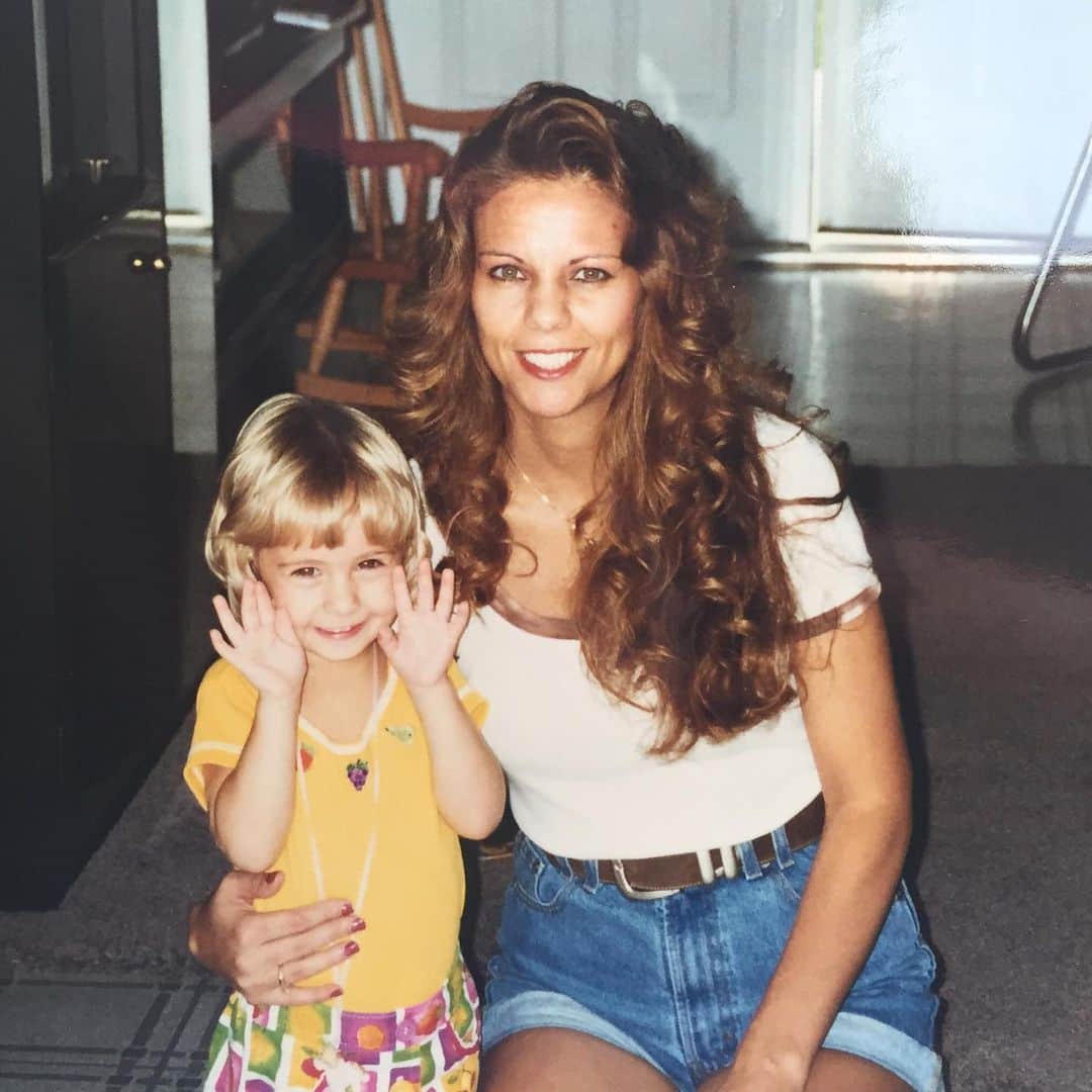 タラ・ケインのインスタグラム：「Happy Mother’s Day to my number one. This is still how we look today, but I’ve finally figured out my bangs (took me many years). Thanks for supporting me through all my bad haircuts and questionable choices, every good and bad competition and all the ones still left to come.  As it shows in this picture- I think you’re a solid 10.」