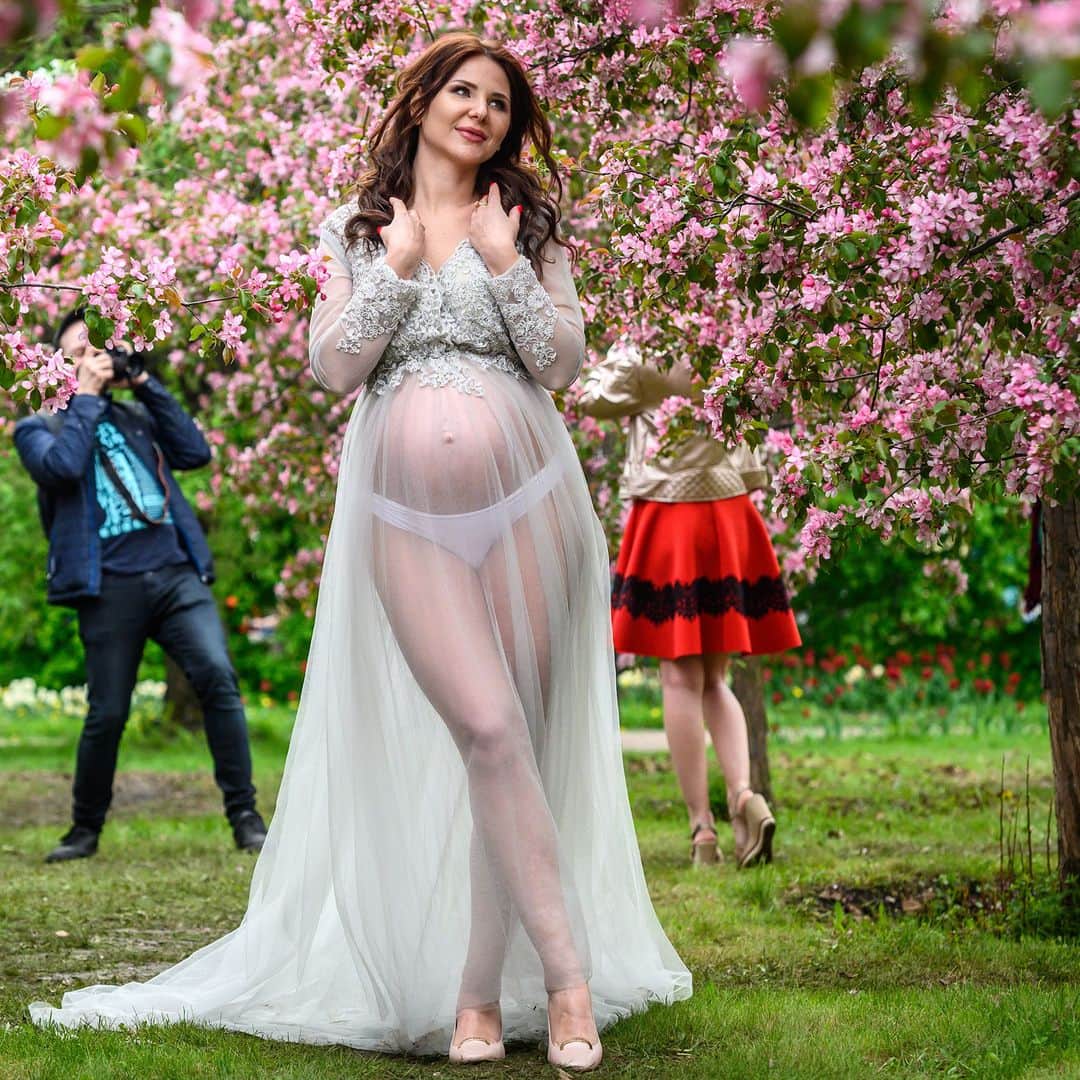AFP通信さんのインスタグラム写真 - (AFP通信Instagram)「#AFPrepost 📷 @torbalancho - Women pose for photographs in front of the cherry blossoms at Kolomenskoye Park in Moscow on May 11, 2019.Hundreds of Moscovite women take advantage of the sunny weather and the cherry blossoms to take pictures in extravagant attire for their social media accounts. #cherryblossoms #spring」5月13日 0時54分 - afpphoto