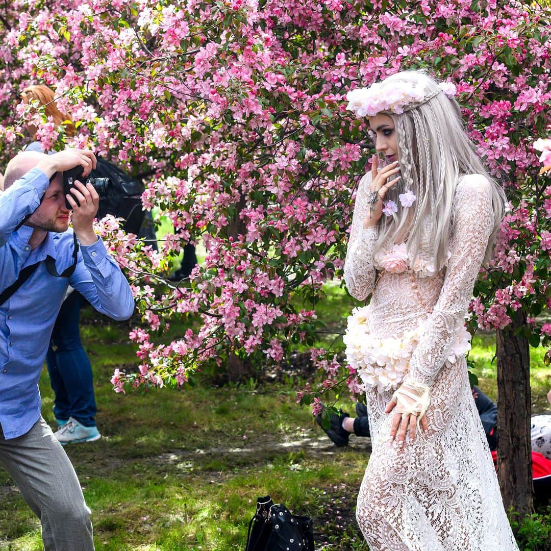 AFP通信さんのインスタグラム写真 - (AFP通信Instagram)「#AFPrepost 📷 @torbalancho - Women pose for photographs in front of the cherry blossoms at Kolomenskoye Park in Moscow on May 11, 2019.Hundreds of Moscovite women take advantage of the sunny weather and the cherry blossoms to take pictures in extravagant attire for their social media accounts. #cherryblossoms #spring」5月13日 0時54分 - afpphoto