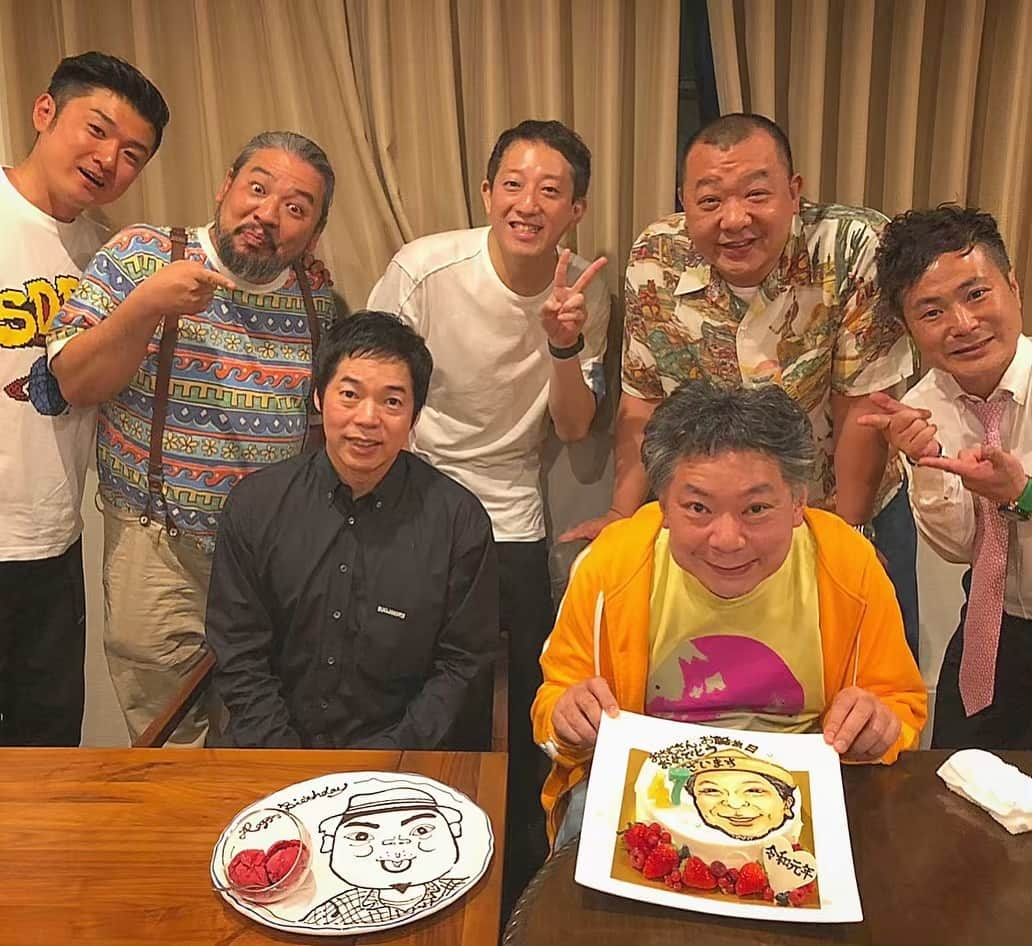 木下隆行さんのインスタグラム写真 - (木下隆行Instagram)「おさむさんの誕生日会  遅くなりましたがやっと祝えました😅  ２枚目はチーム今田で用意した似顔絵ケーキで ３枚目が急遽お店がサプライズで出してくれた似顔絵皿w  たまらん可愛い🤣  もちろん最高の夜となりました。。。」5月13日 0時55分 - tko.kinoshita