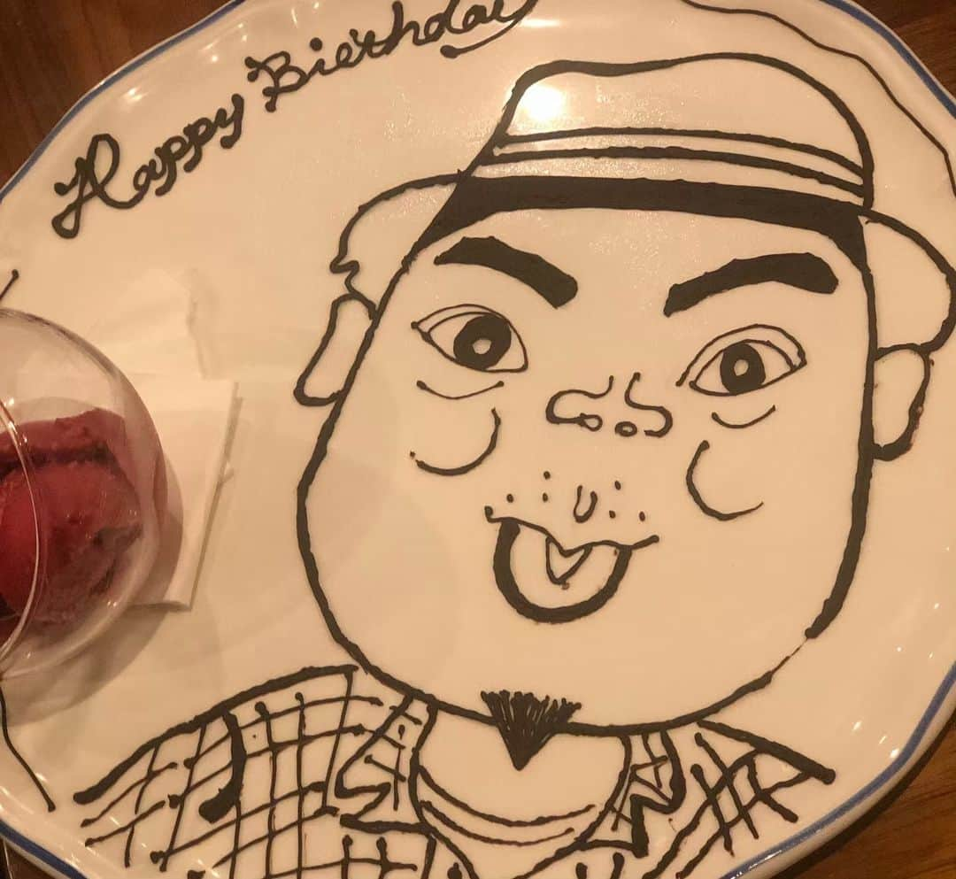 木下隆行さんのインスタグラム写真 - (木下隆行Instagram)「おさむさんの誕生日会  遅くなりましたがやっと祝えました😅  ２枚目はチーム今田で用意した似顔絵ケーキで ３枚目が急遽お店がサプライズで出してくれた似顔絵皿w  たまらん可愛い🤣  もちろん最高の夜となりました。。。」5月13日 0時55分 - tko.kinoshita