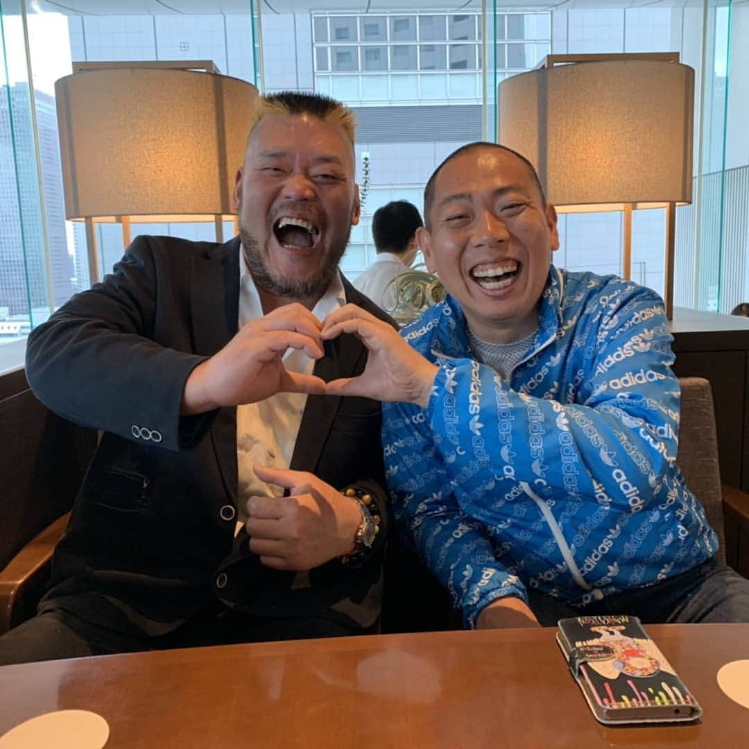 のインスタグラム：「ひょんなことから新日本プロレスの天山さんとお茶をすることに(^-^)♪お互い京都出身で、おとなり町同士♪親近感がわいてのハートなのです♪  #新日本プロレス #天山広吉 選手 #天山チョップ #京都出身 #隣町 #同郷 #ハート #jk #笑顔 #レギュラー松本 #あるある探検隊」