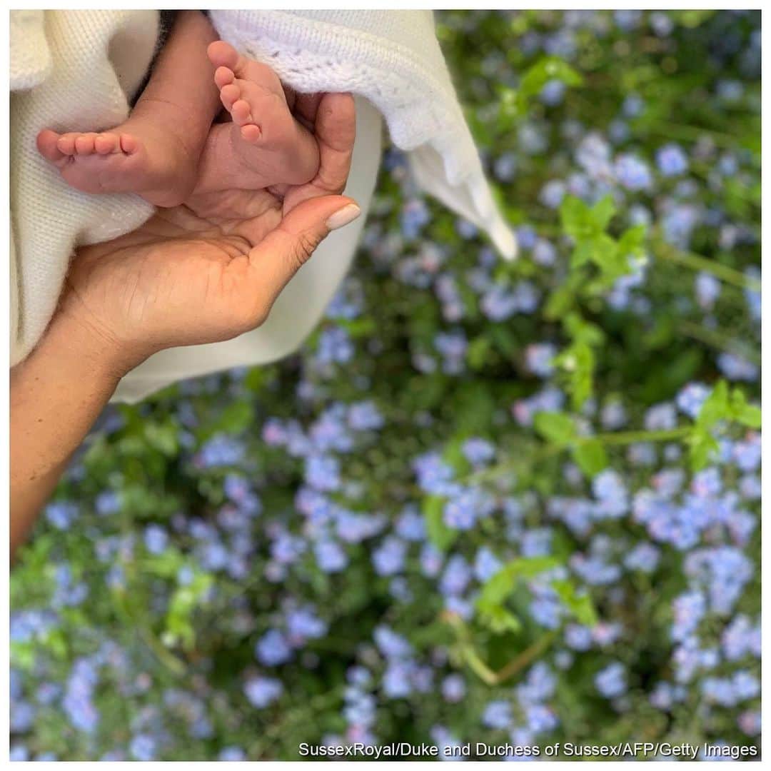ABC Newsさんのインスタグラム写真 - (ABC NewsInstagram)「BABY SUSSEX: A recent photo released by Prince Harry and Duchess Meghan shows the feet of the Duke and Duchess’ newborn son, Archie Harrison Mountbatten-Windsor. #royals #duke #duchess #meghan #harry #windsor #baby #archie」5月13日 0時57分 - abcnews
