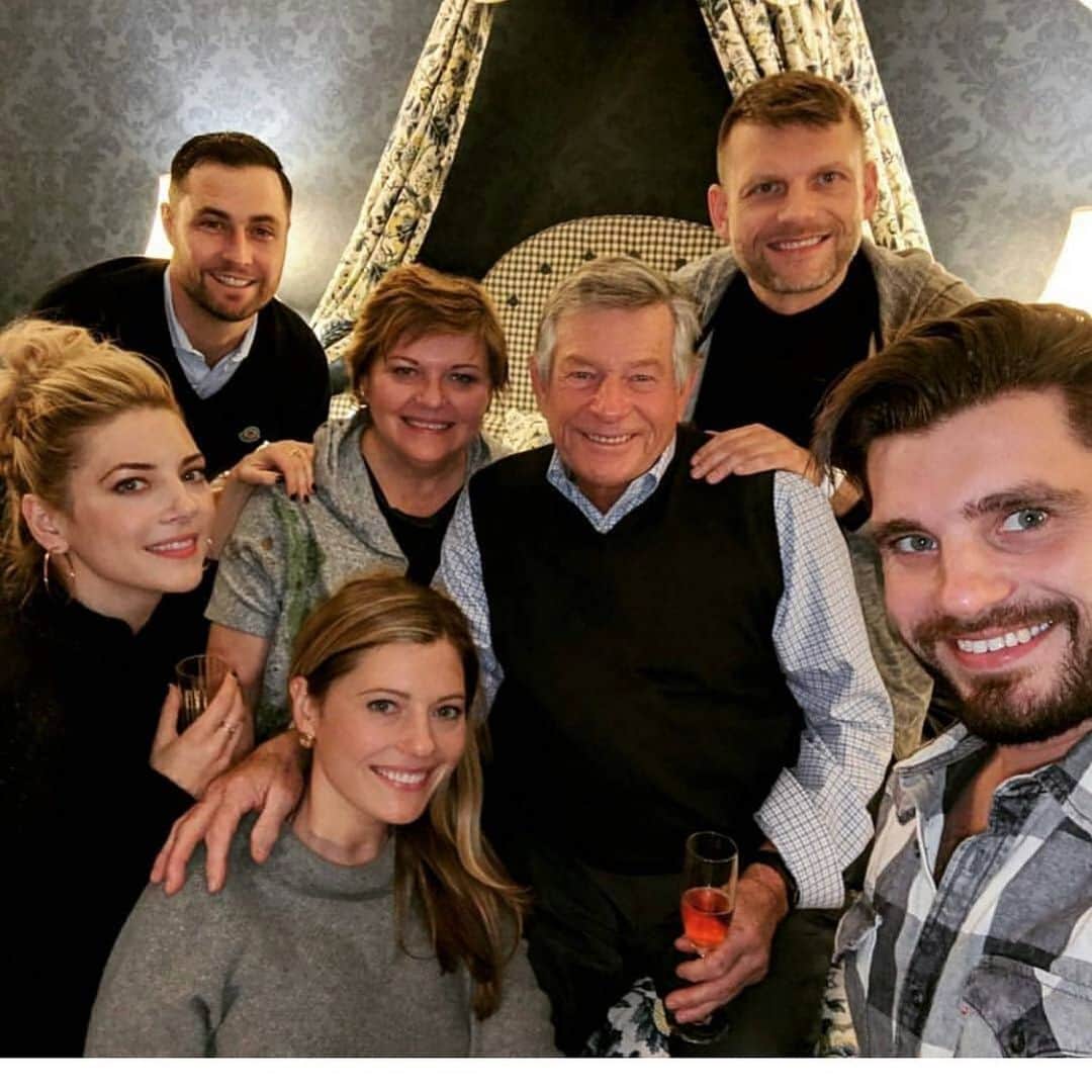 キャサリン・ウィニックのインスタグラム：「Happy Mother’s Day mom! We love u!!! ❤️」