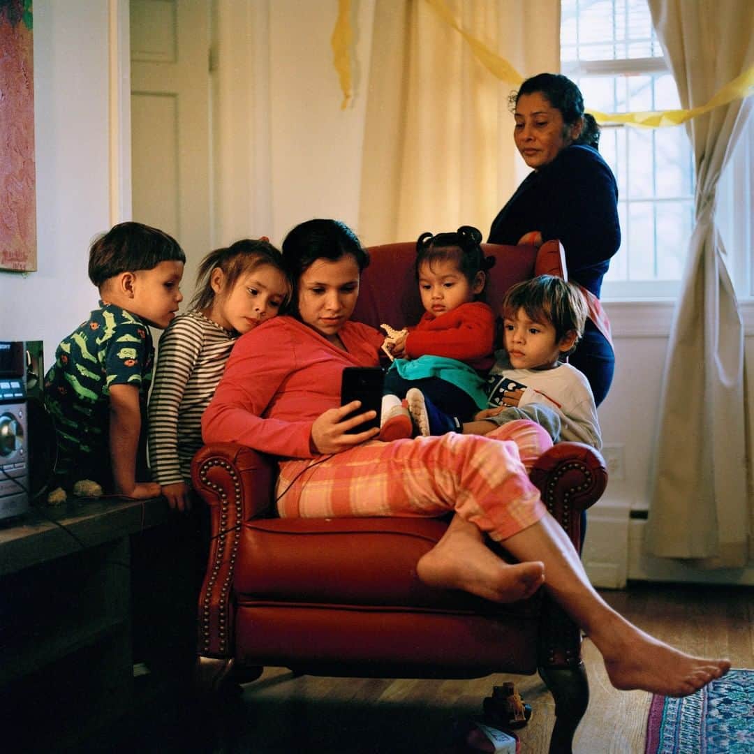 TIME Magazineさんのインスタグラム写真 - (TIME MagazineInstagram)「Fanny Gabriela Regalado-Rivera, 21, watches a cartoon with two of her children, Maria Lidia Meza Castro (standing) and two of Castro's children at a home in the Washington, D.C., suburbs on March 8. For about a month, Castro—whose attorneys are working on her asylum case after the family's journey from Honduras last fall—hosted her friend Regalado-Rivera and her children, as they had no other place to go. Read more, and see more pictures, at the link in bio. Photograph by @federicavalabrega」5月13日 1時03分 - time