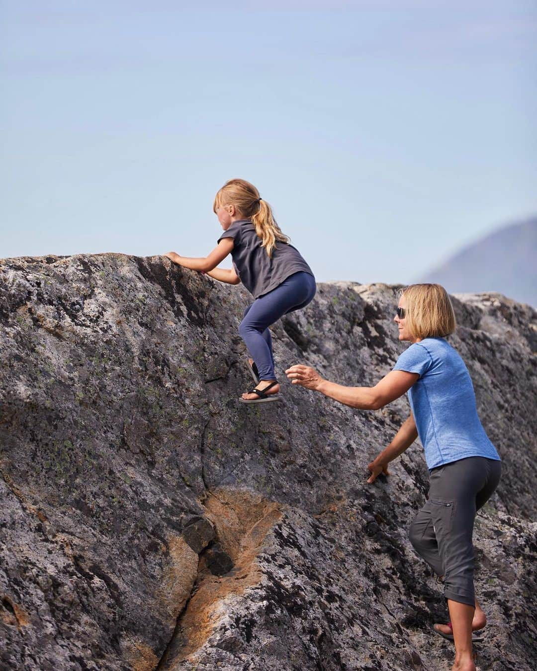 エディー・バウアーさんのインスタグラム写真 - (エディー・バウアーInstagram)「Thanks to all the mothers out there guiding us through this adventure called life. Today is the last opportunity to share your stories of adventure with mom for a chance to win gear. Entering is simple:  1. Post a photo of your mom or a woman in your life that inspires you & tell us why. Be sure to mention @eddiebauer in your caption⁣ 2. Include hashtags #RegiftAdventure& #WhyIHike⁣ 3. Follow @eddiebauer ⁣ *The lucky winners will be selected and announced Monday, May 13th, 2019. Follow the link in our bio for full #giveaway details! Best of luck and happy trails! Must be a public account (not private)⁣ ⁣ 1: Grand Prize: Hiking kit for you and her + $50 Eddie Bauer gift cards for both of you⁣ 2: One of four $50 Eddie Bauer gift cards」5月13日 1時05分 - eddiebauer