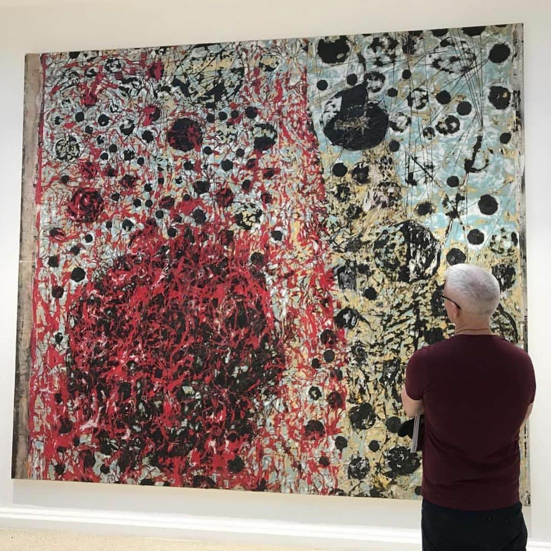 アンダーソン・クーパーさんのインスタグラム写真 - (アンダーソン・クーパーInstagram)「Tonight on @60minutes I profile the extraordinary artist #MarkBradford, who makes abstract paintings out of layers of paper he cuts, power washes and sands. He didn’t sell his first painting till he was nearly 40. Back then he was still working as a hair stylist in his mom’s beauty shop. Now at 57, he is widely considered one the most important and influential American artists. @hauserwirth」5月13日 1時05分 - andersoncooper