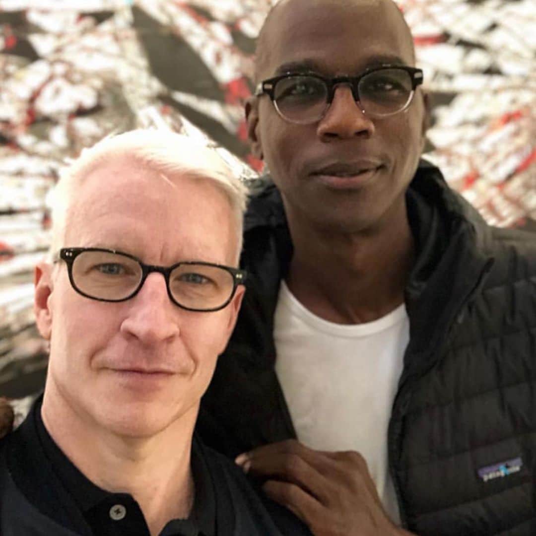 アンダーソン・クーパーのインスタグラム：「Tonight on @60minutes I profile the extraordinary artist #MarkBradford, who makes abstract paintings out of layers of paper he cuts, power washes and sands. He didn’t sell his first painting till he was nearly 40. Back then he was still working as a hair stylist in his mom’s beauty shop. Now at 57, he is widely considered one the most important and influential American artists. @hauserwirth」
