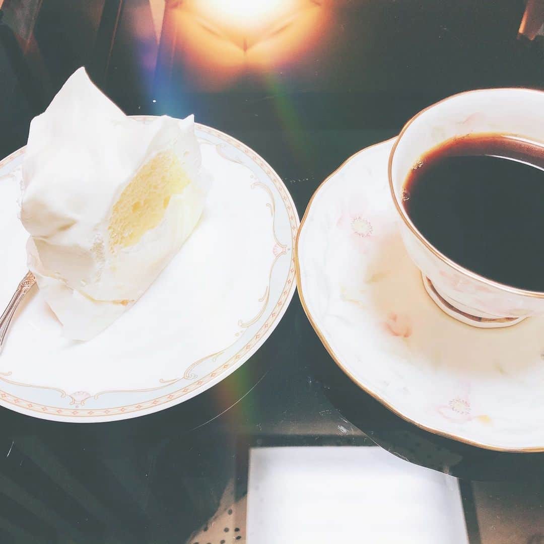 斉藤マリナ(さいまり) のインスタグラム：「#くるみや のシフォンケーキすき#実家感 . 焼肉食べてまんぷくなのに食べた . このあとシュークリームも食べた . #foodie#foodporn#sweets#chiffoncake#cake#sapporo#japan#travel#coffee . #シフォンケーキ#甘党#ケーキ#スイーツ#北海道#札幌#タビジョ#マタニティライフ#妊婦生活」