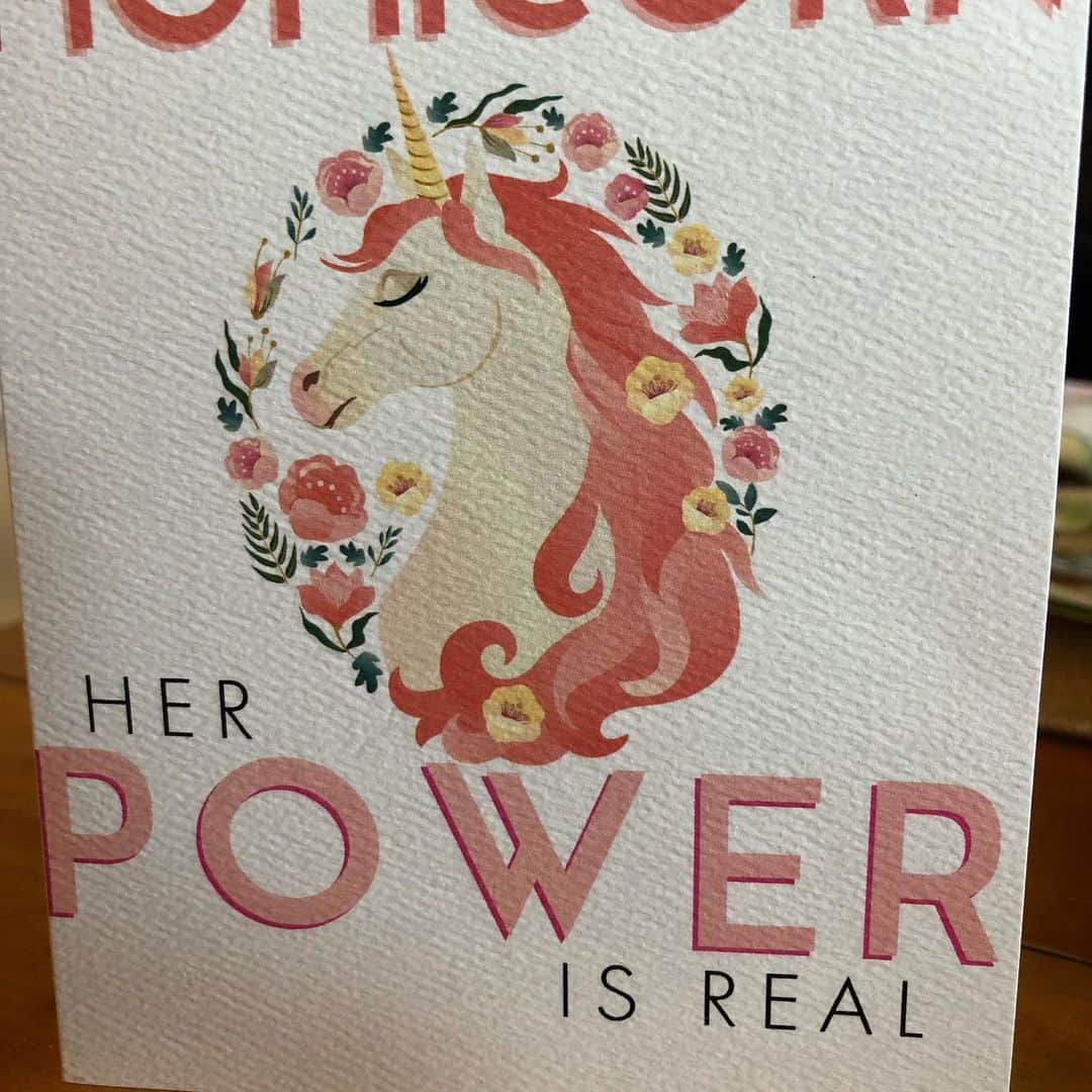 メアリー・マクドネルのインスタグラム：「To all the #MOMICORNS out there 🦄. We love you so much...」