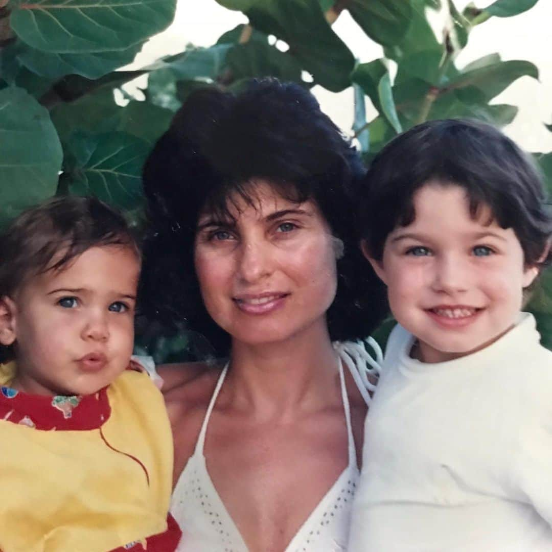 DVBBSのインスタグラム：「Happy Mother’s Day momma 🖤 I know we weren’t the easiest kids to raise, but you taught us so many important things in life that stuck in our head and made us the men that we are today. You were also team DVBBS before all these motha fuckas 🤣🤣🤣」