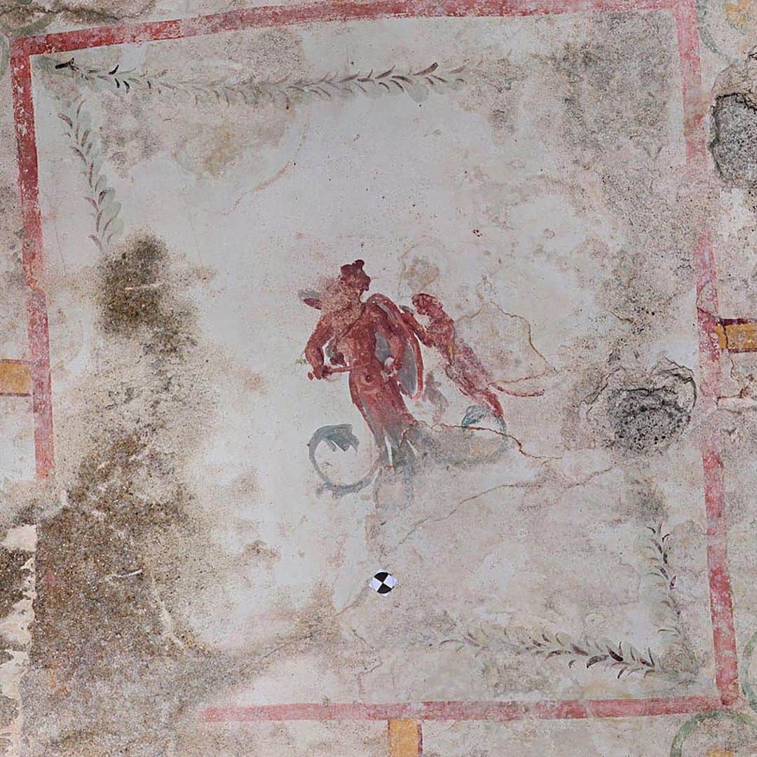 CNNさんのインスタグラム写真 - (CNNInstagram)「Archaeologists recently stumbled upon a secret, 2,000-year-old underground room while working on a restoration project on the Roman Emperor Nero’s palace. Inside, they found colorful frescoes depicting a centaur and a man being attacked by a panther, the Archeological Park of the Coliseum said. Most of the room is underground and filled with dirt, but experts say they will not excavate it due to concerns of the complex’s stability. (📸: Ufficio Stampa Parco Archeologico Del Colosseo)」5月13日 1時18分 - cnn