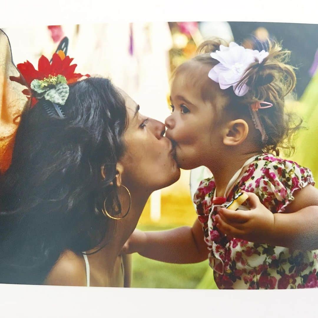 サルマ・ハエックさんのインスタグラム写真 - (サルマ・ハエックInstagram)「Happy Mother’s Day. Feliz Día de la Madre. Joyeuse Fêtes des Mères. #happymothersday #felizdiadelamadre #fetesdesmeres」5月13日 1時21分 - salmahayek