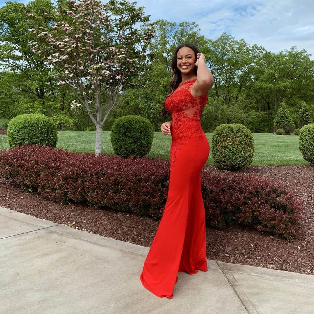 Nia Sioux Frazierさんのインスタグラム写真 - (Nia Sioux FrazierInstagram)「Never thought I’d go to a real school prom, but here I am! Prom 2k19 was a success🥰🌹」5月13日 1時34分 - niasioux