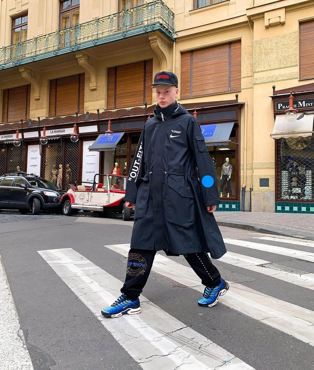 レオ・マンデラさんのインスタグラム写真 - (レオ・マンデラInstagram)「you’re waiting at the lights and this handsome man crosses the road, what you doin?」5月13日 1時43分 - gullyguyleo