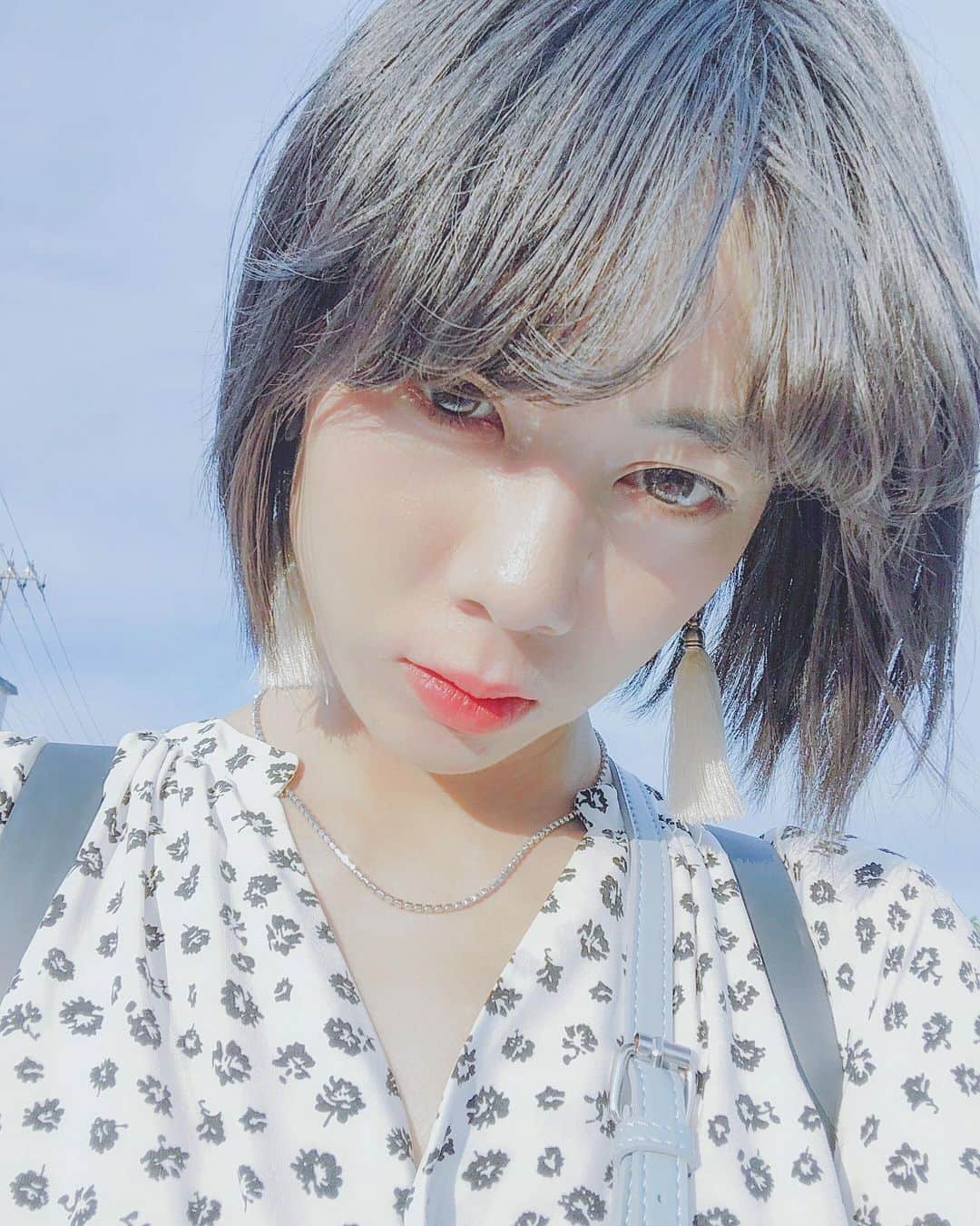 のインスタグラム：「青い、5月。  ゆっくり ゆっくり 生きる◎  次はどんな髪型にしようかな？ など考えています…  最近はアイメイクはせず、 ファンデとチークとリップな感じ。  楽ちんモードです  #今日の青い」