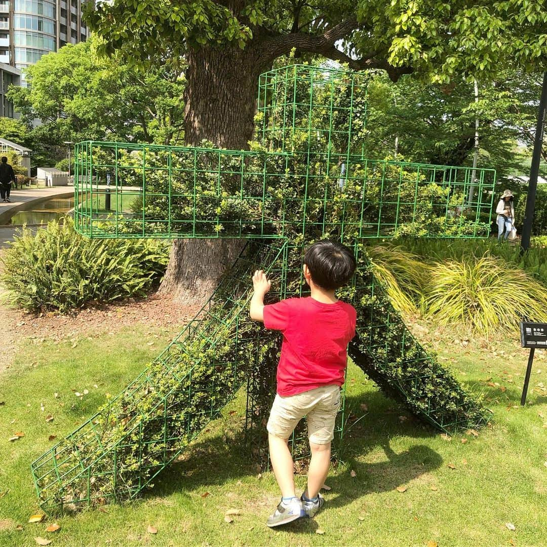 堀井亜生さんのインスタグラム写真 - (堀井亜生Instagram)「今日は息子と六本木界隈の公園巡り。 ミッドタウンからヒルズへ。  公園で初めて会った男の子を気に入り、ずーっと遊んでいて、離れたくないと、レゴショップまでついて行って、姿が見えなくなるまでバイバイしてました。  今日一緒に公園で遊んだご家族の方、また息子が遊びたいと言ってます。 もし、見てくださったらメッセージください🙇‍♀️ 連絡先聞くの悪いなと思って聞きそびれたのですが、勇気を出して聞けばよかった。  #さくら坂公園  #ロボット公園  #ロボロボ公園  #また会えるかな」5月13日 1時39分 - aoi_horii