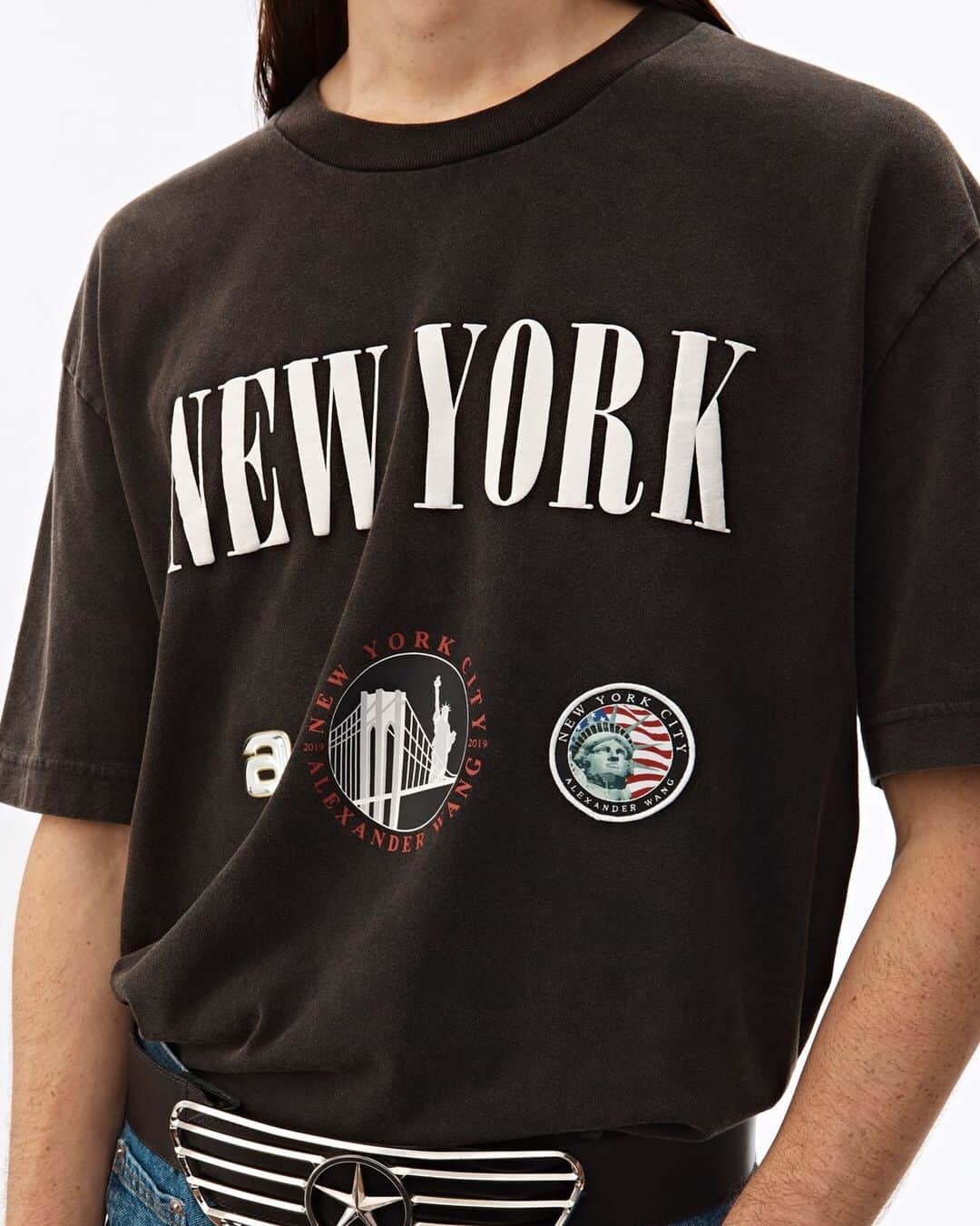 アレキサンダー・ワンさんのインスタグラム写真 - (アレキサンダー・ワンInstagram)「Loyal to our city. - Our New York souvenir t-shirt is available in alexanderwang stores and online.」5月13日 1時39分 - alexanderwangny