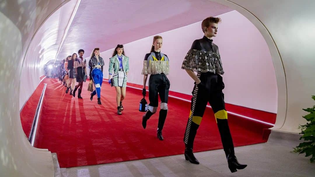 LVMHさんのインスタグラム写真 - (LVMHInstagram)「Louis Vuitton Cruise 2020 On May, 8th @louisvuitton unveiled its Cruise 2020 Collection in New York, at the TWA Flight Center at John F. Kennedy International airport. The 2020 Cruise Collection summarizes the exaltation of departure and the comings and goings during which one leaves behind a little bit of oneself and brings much back home. The dialogue between Paris and New York is a long-running conversation that the House began with the first trans-Atlantic crossings and continues today with this collection designed by @nicolasghesquiere, like a stylistic to and fro.  _ #LVCruise #LouisVuitton #NicolasGhesquiere #LVMH」5月13日 1時45分 - lvmh