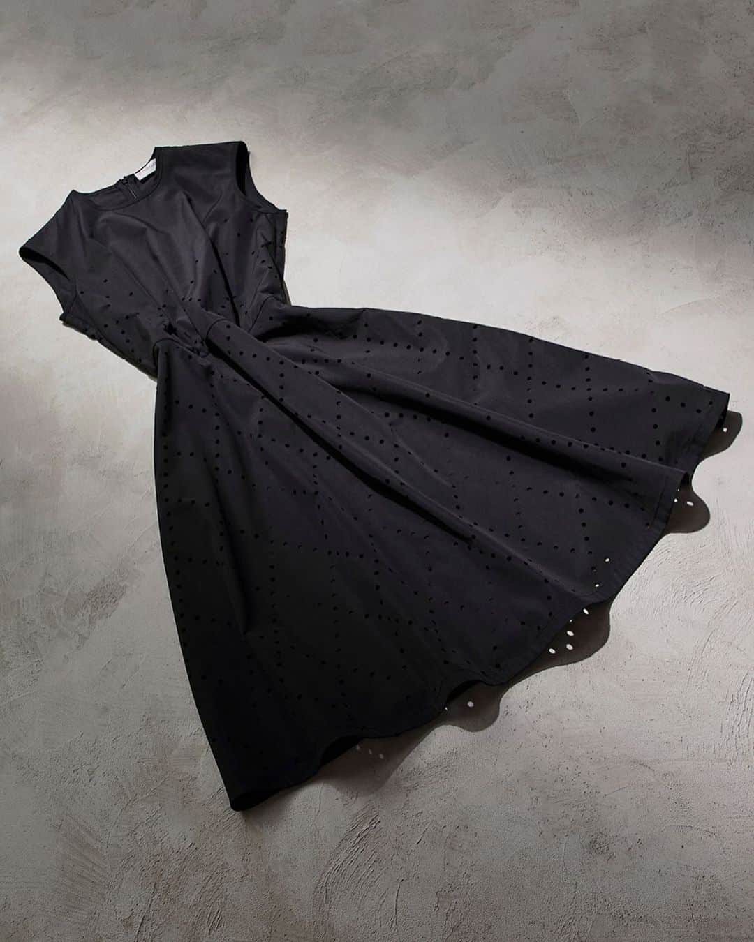 モンクレールさんのインスタグラム写真 - (モンクレールInstagram)「Blousons, skirts, dresses and parkas invariably in black. The unmistakable form of #MONCLERNOIR Kei Ninomiya.  Available now. _ #MONCLERGENIUS  Moncler.com.」5月13日 1時45分 - moncler