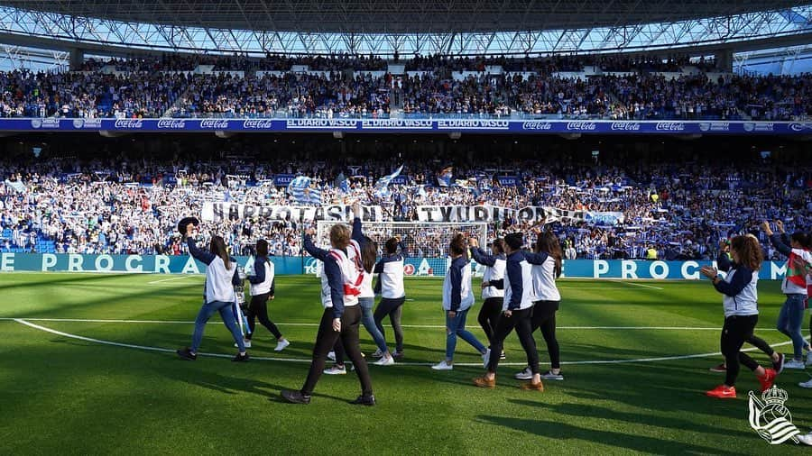 レアル・ソシエダさんのインスタグラム写真 - (レアル・ソシエダInstagram)「HARROTASUN TXURI-URDINA!!! 💙⚪️ . #AurreraReala #AurreraNeskak #RealSociedad」5月13日 1時46分 - realsociedad