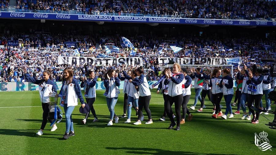 レアル・ソシエダさんのインスタグラム写真 - (レアル・ソシエダInstagram)「HARROTASUN TXURI-URDINA!!! 💙⚪️ . #AurreraReala #AurreraNeskak #RealSociedad」5月13日 1時46分 - realsociedad