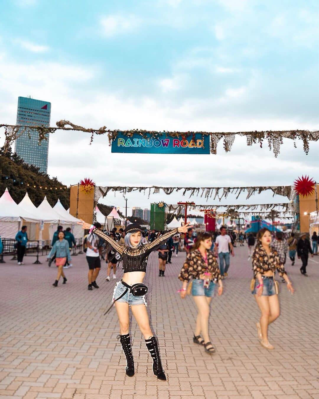 Gabrielaさんのインスタグラム写真 - (GabrielaInstagram)「EDC Japan 2019  Was amazing.. had so much fun with my bff!  今年もEDCに行きました！ 最高に楽しかった💕  What a weekend..😏 . . . . #edc #edcjapan #edcjapan2019 #bff #fun #friends #festival #carnival #happy #love #親友 #フェス #フェスコーデ #インスタグラマー  #フェスメイク #ootd #lookdodia #festivalootd #lookfestival」5月13日 1時47分 - rkgabriela